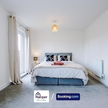 Prime Location 3 Storey By Harperletting Short Lets & Serviced Accommodation Chester With Driveway Long Or Short Stays Hough Green Exteriör bild