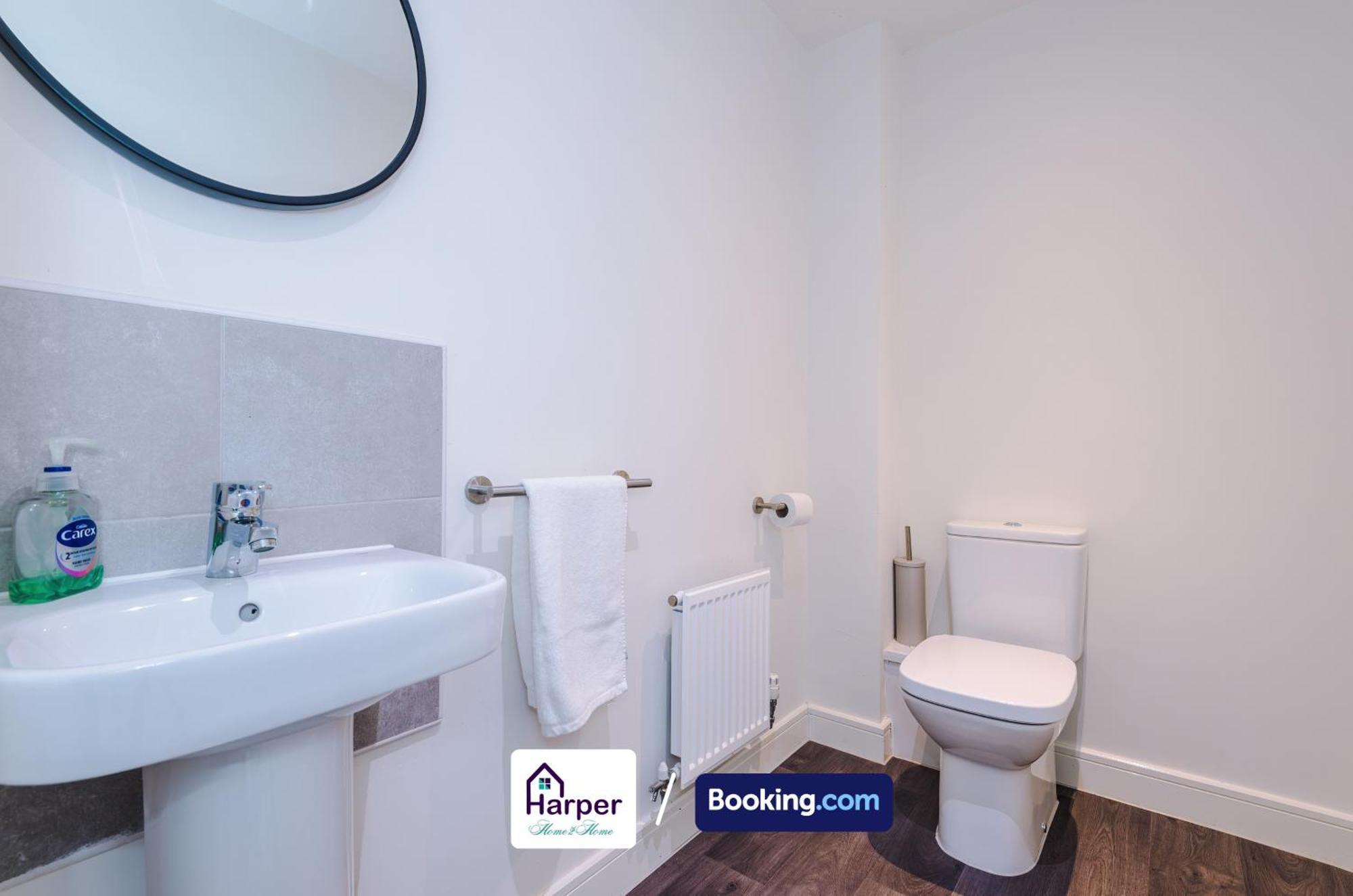 Prime Location 3 Storey By Harperletting Short Lets & Serviced Accommodation Chester With Driveway Long Or Short Stays Hough Green Exteriör bild