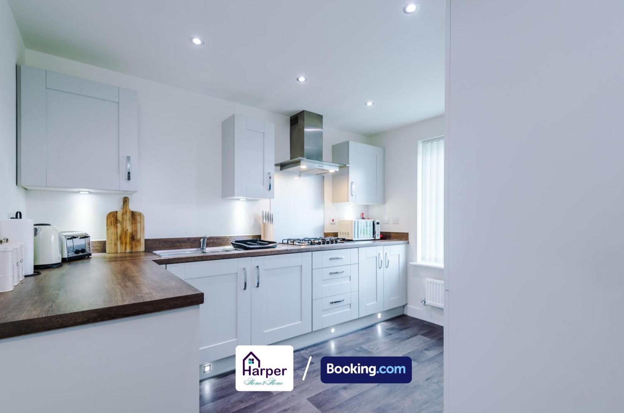 Prime Location 3 Storey By Harperletting Short Lets & Serviced Accommodation Chester With Driveway Long Or Short Stays Hough Green Exteriör bild