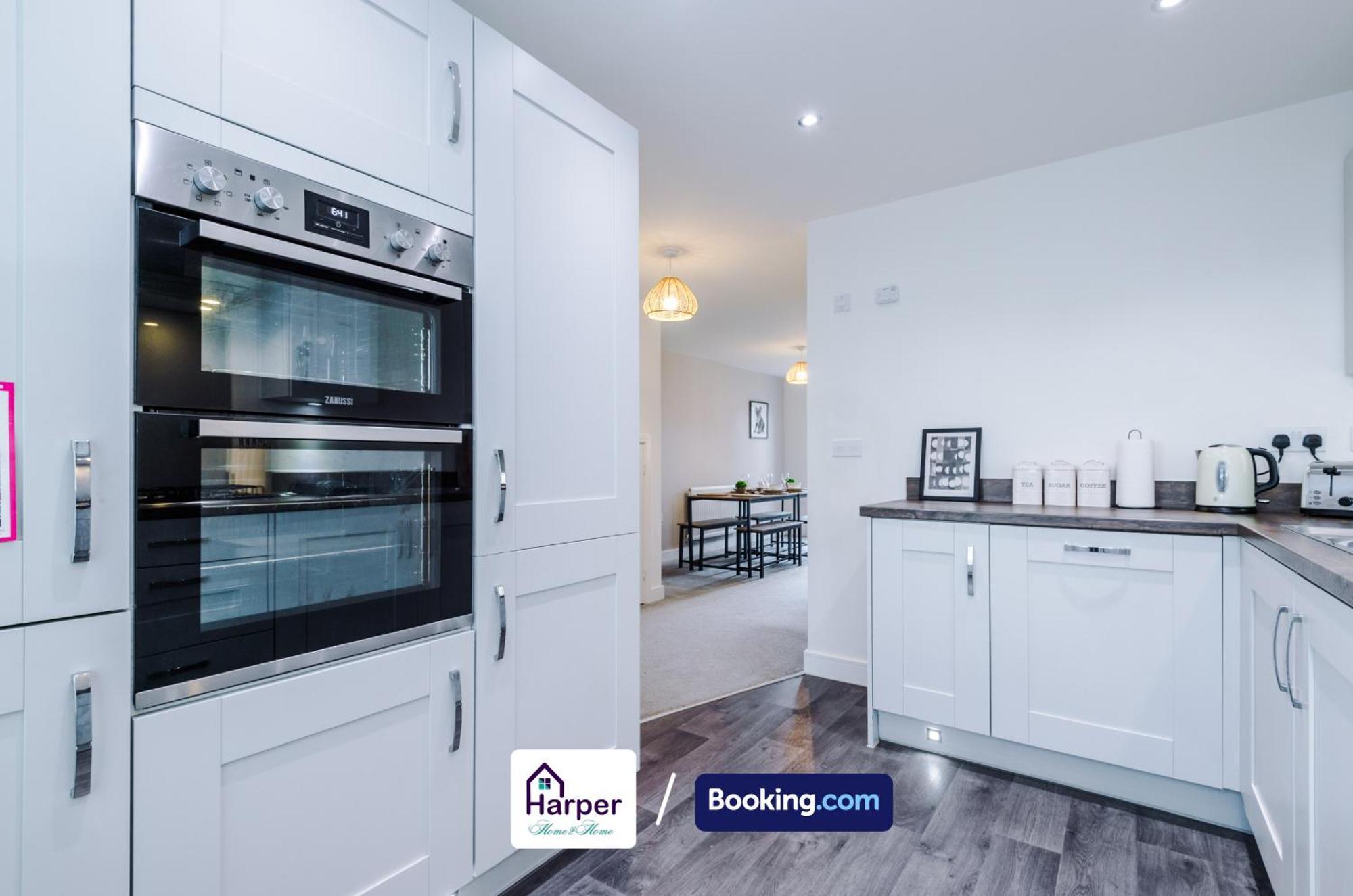 Prime Location 3 Storey By Harperletting Short Lets & Serviced Accommodation Chester With Driveway Long Or Short Stays Hough Green Exteriör bild