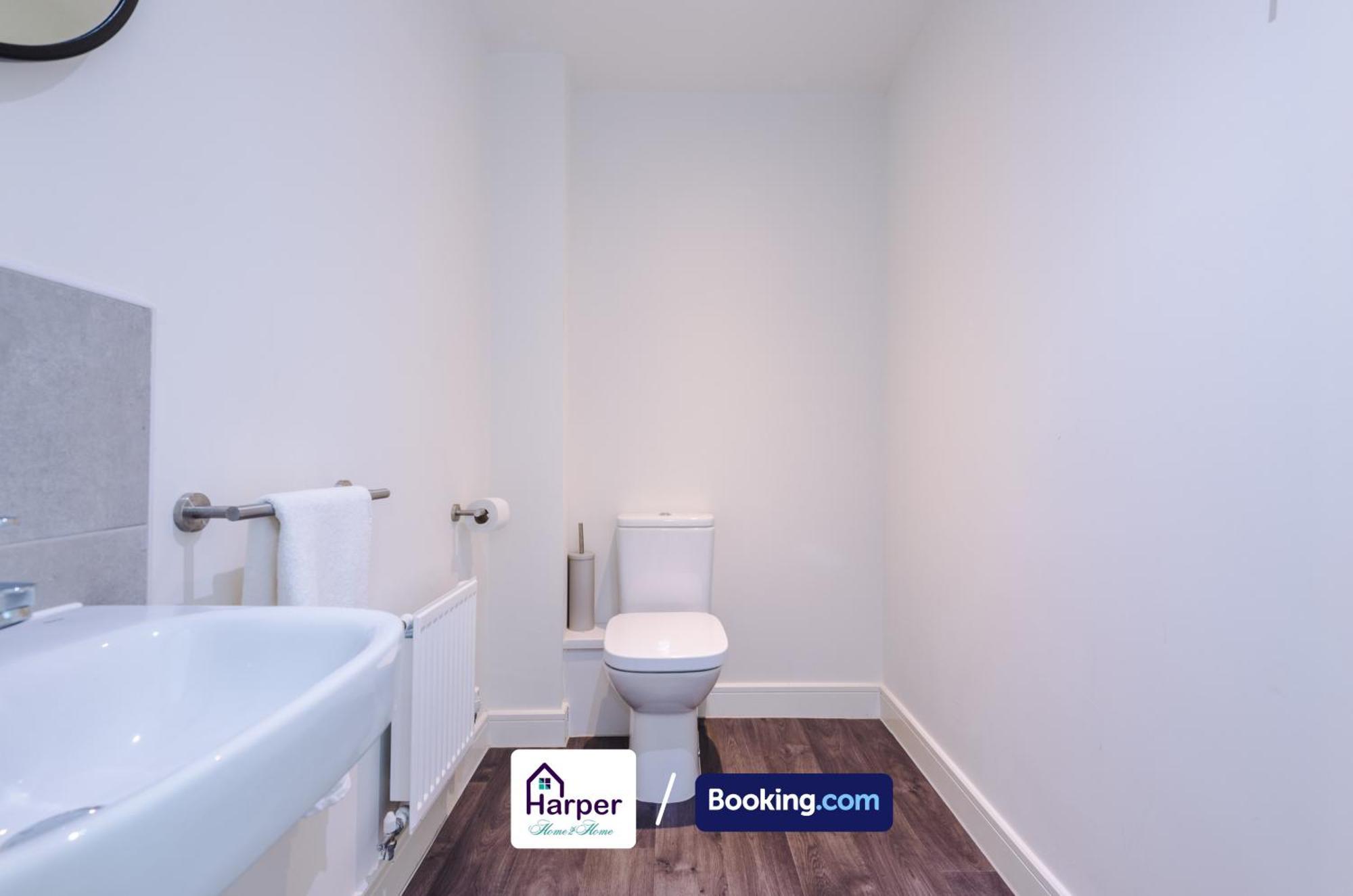 Prime Location 3 Storey By Harperletting Short Lets & Serviced Accommodation Chester With Driveway Long Or Short Stays Hough Green Exteriör bild