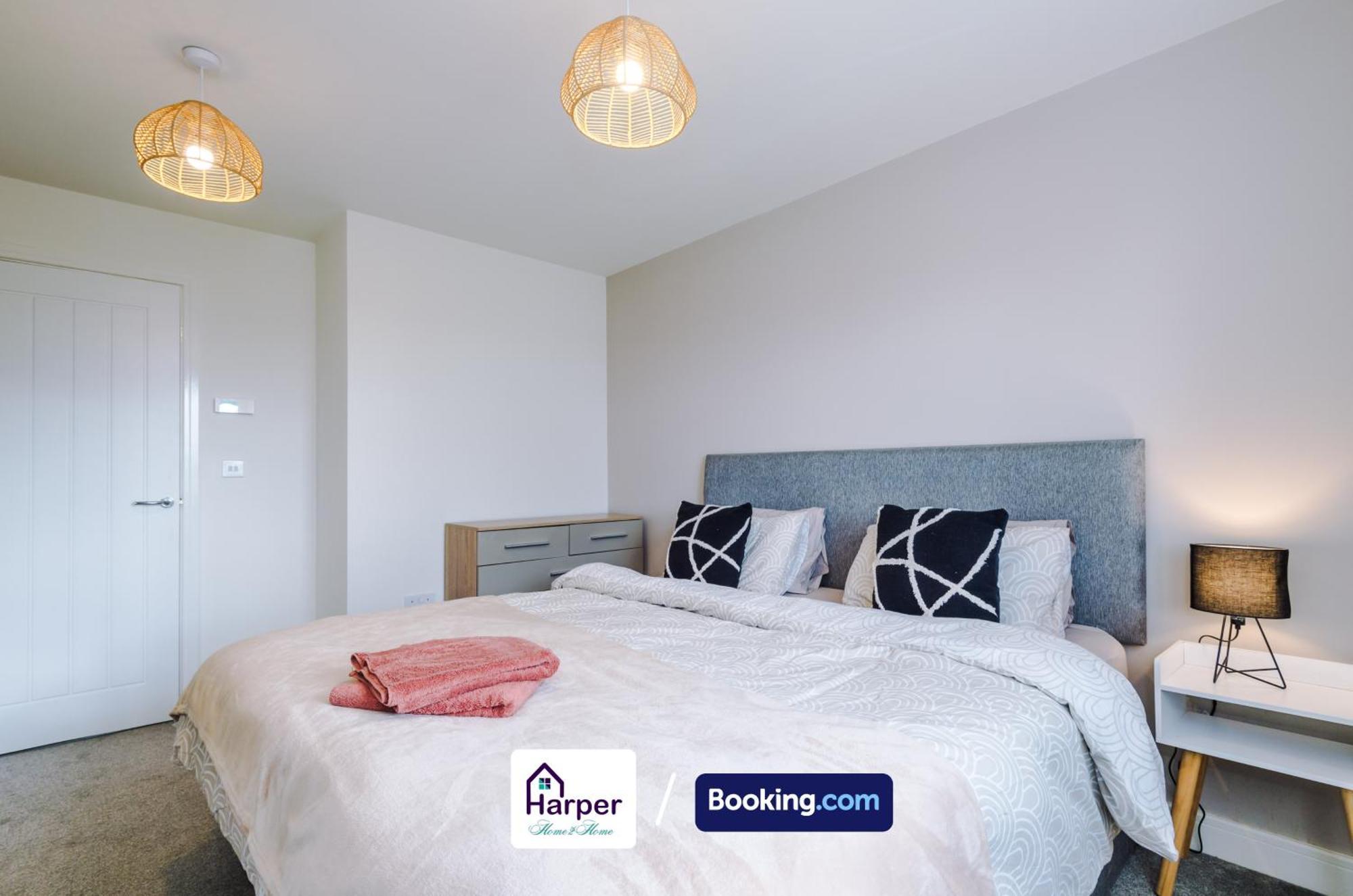 Prime Location 3 Storey By Harperletting Short Lets & Serviced Accommodation Chester With Driveway Long Or Short Stays Hough Green Exteriör bild