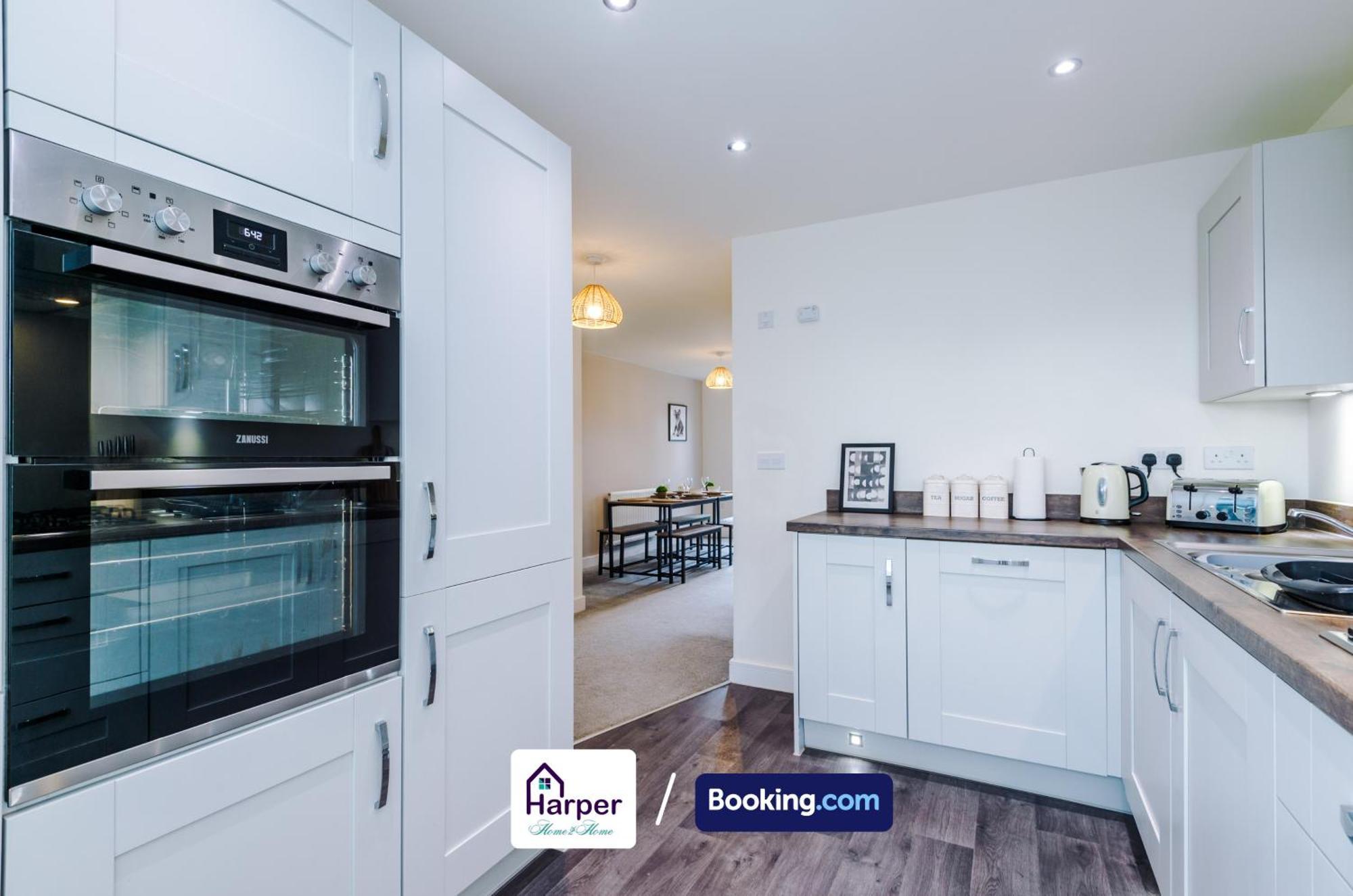 Prime Location 3 Storey By Harperletting Short Lets & Serviced Accommodation Chester With Driveway Long Or Short Stays Hough Green Exteriör bild