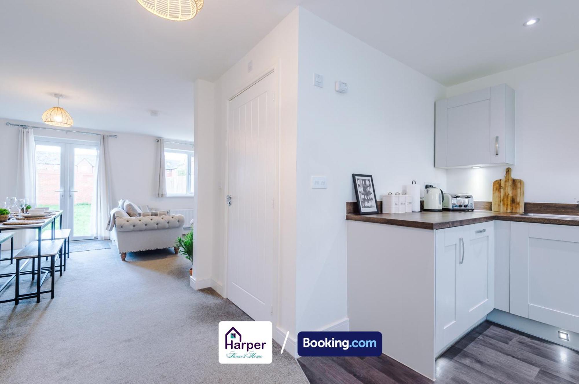 Prime Location 3 Storey By Harperletting Short Lets & Serviced Accommodation Chester With Driveway Long Or Short Stays Hough Green Exteriör bild