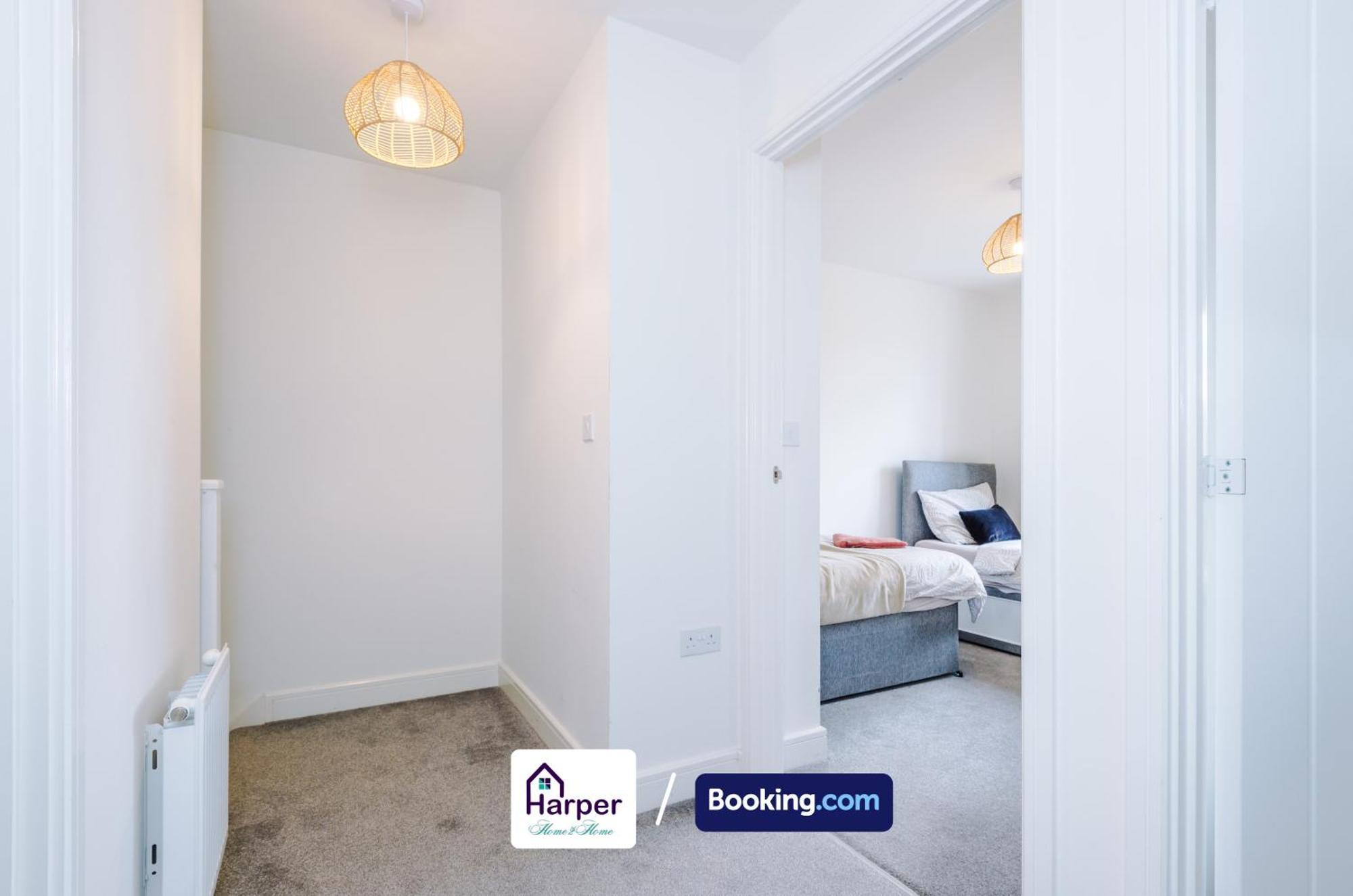 Prime Location 3 Storey By Harperletting Short Lets & Serviced Accommodation Chester With Driveway Long Or Short Stays Hough Green Exteriör bild