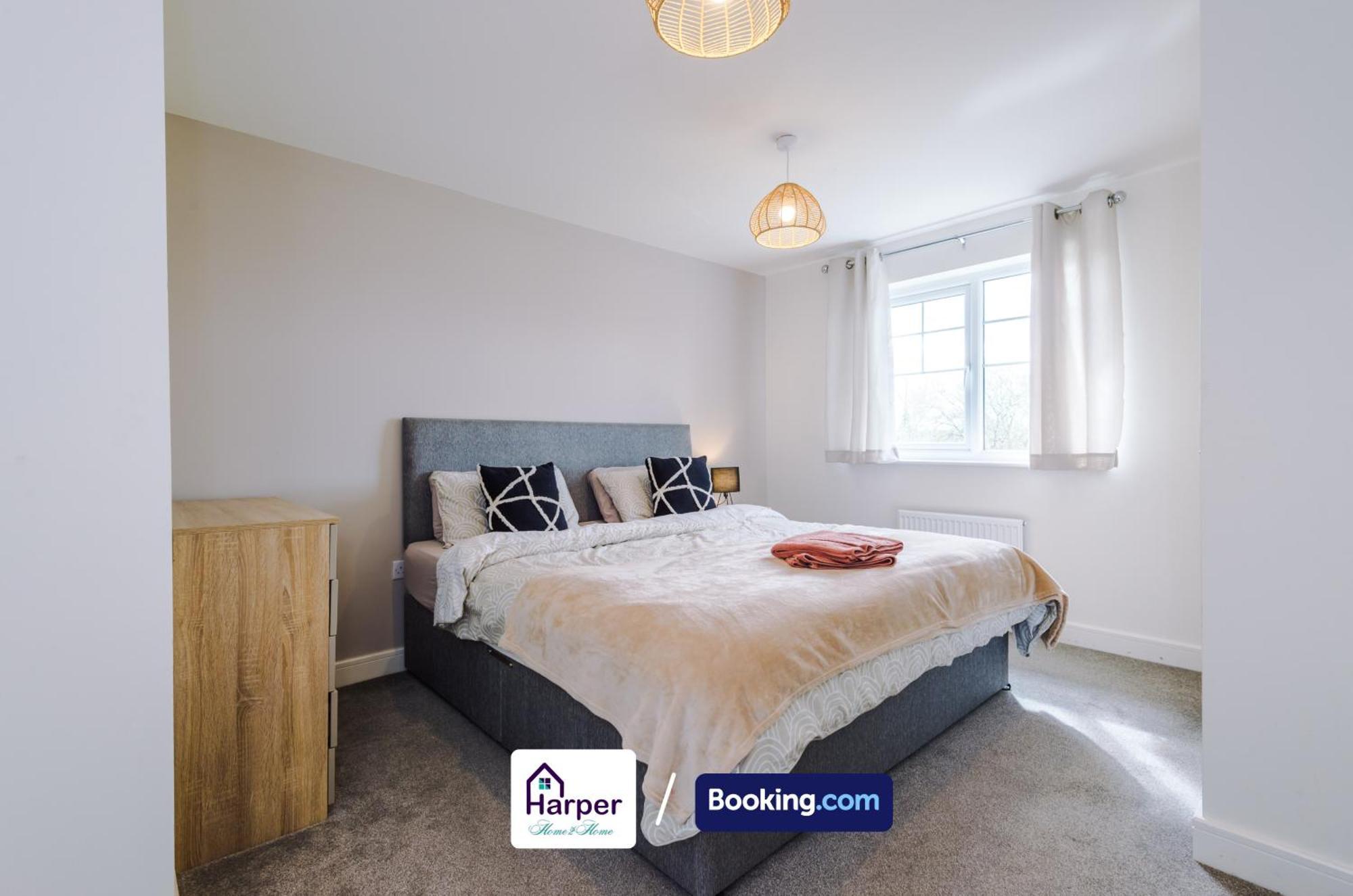 Prime Location 3 Storey By Harperletting Short Lets & Serviced Accommodation Chester With Driveway Long Or Short Stays Hough Green Exteriör bild