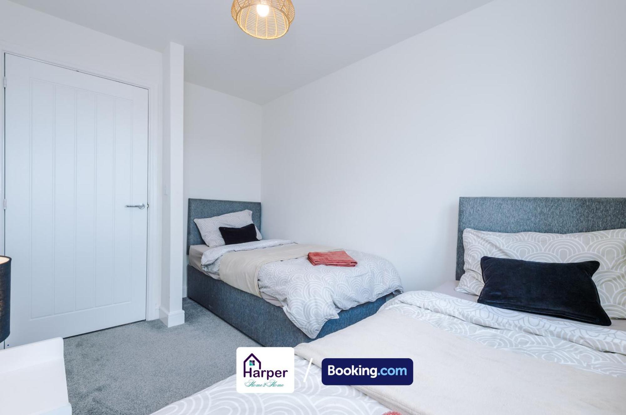 Prime Location 3 Storey By Harperletting Short Lets & Serviced Accommodation Chester With Driveway Long Or Short Stays Hough Green Exteriör bild