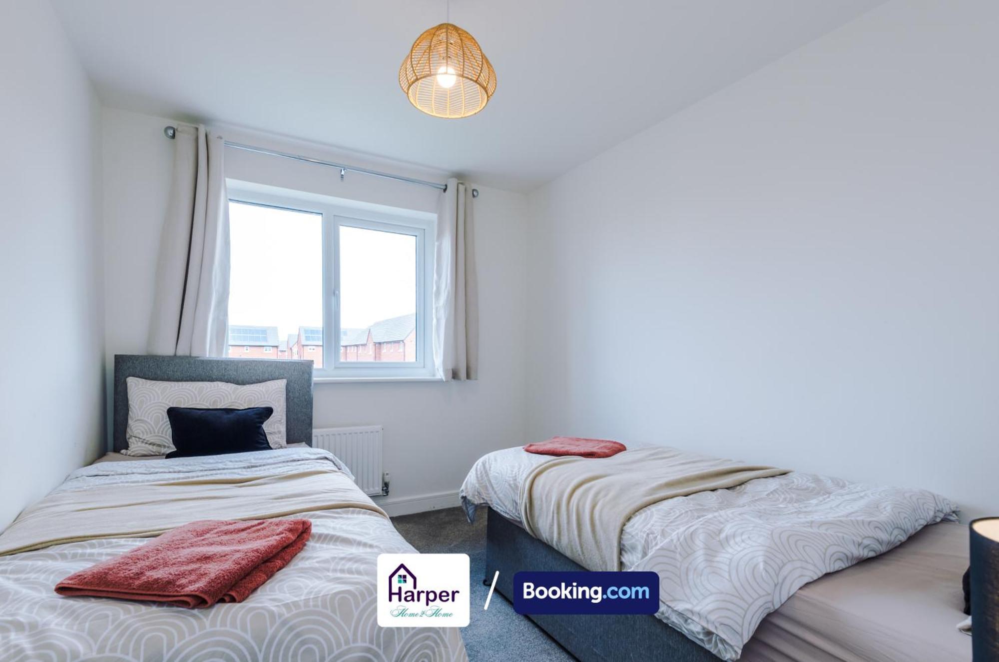 Prime Location 3 Storey By Harperletting Short Lets & Serviced Accommodation Chester With Driveway Long Or Short Stays Hough Green Exteriör bild