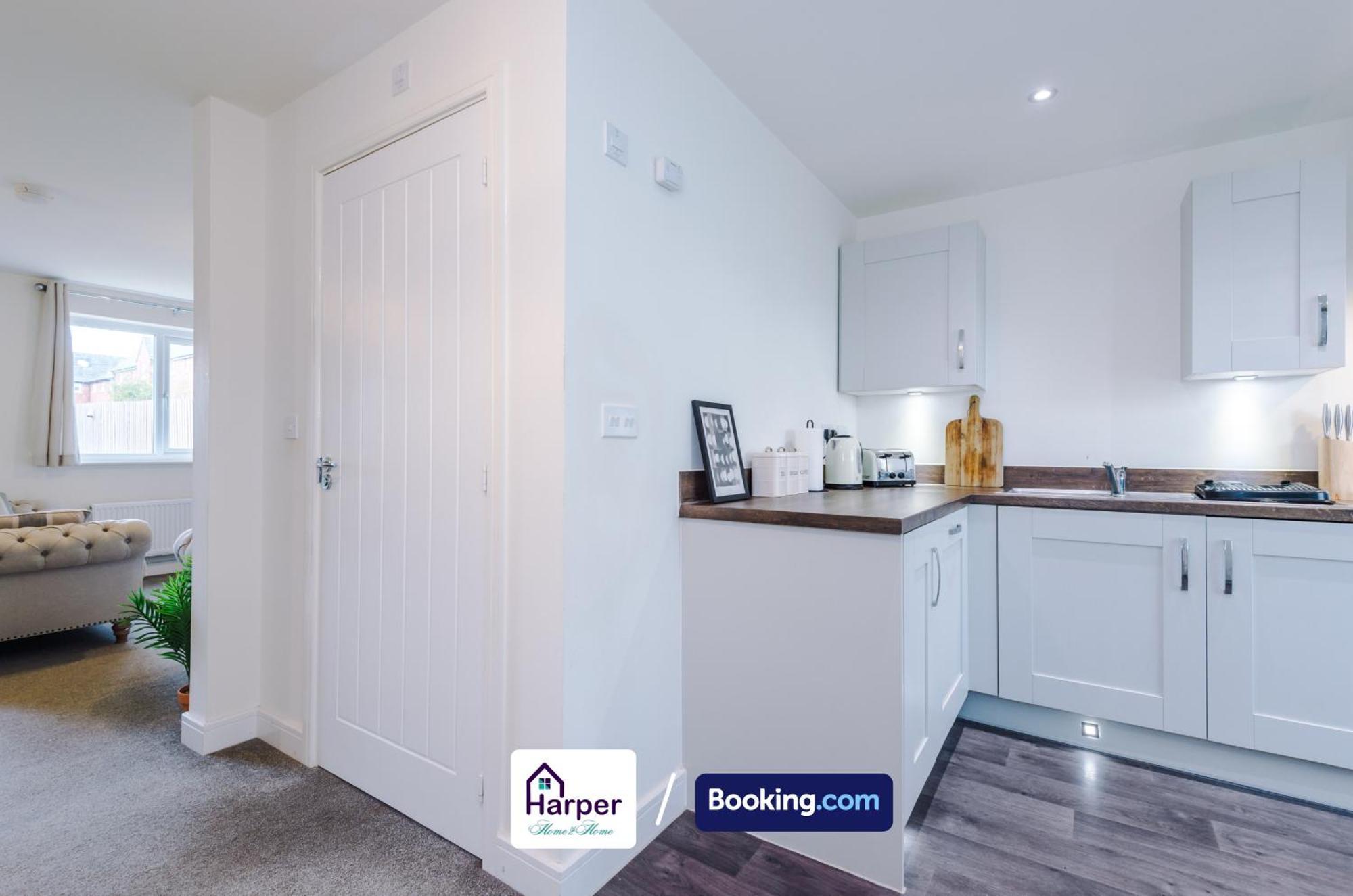 Prime Location 3 Storey By Harperletting Short Lets & Serviced Accommodation Chester With Driveway Long Or Short Stays Hough Green Exteriör bild