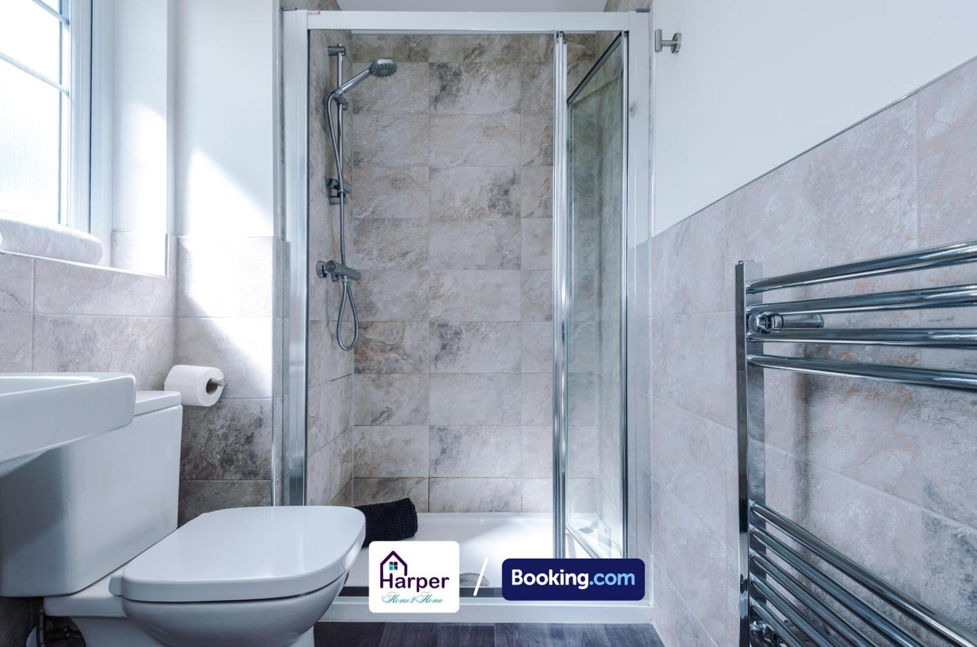 Prime Location 3 Storey By Harperletting Short Lets & Serviced Accommodation Chester With Driveway Long Or Short Stays Hough Green Exteriör bild