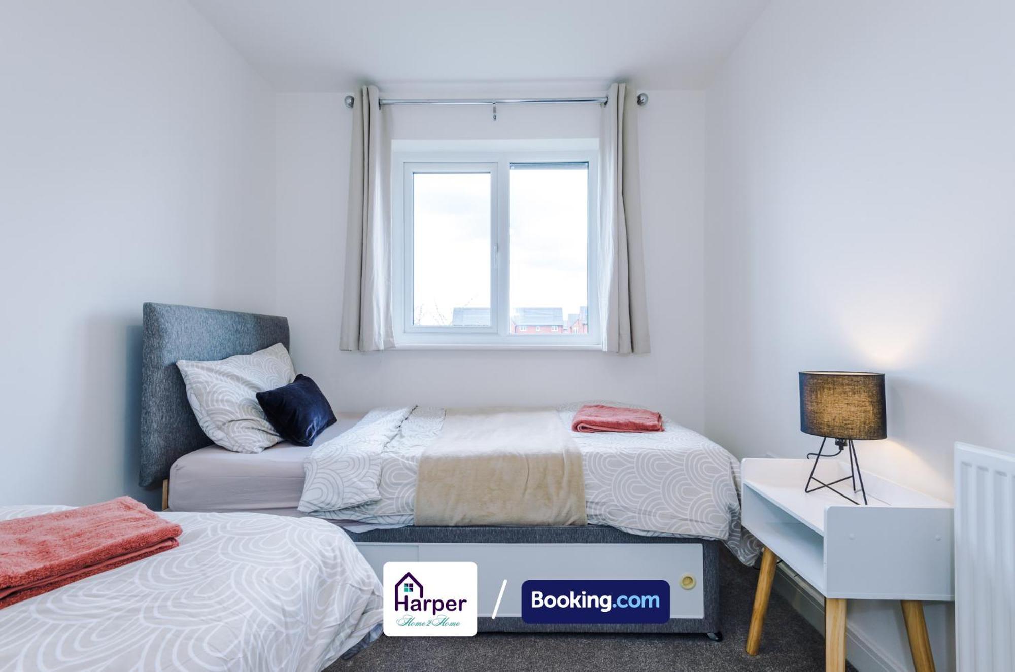 Prime Location 3 Storey By Harperletting Short Lets & Serviced Accommodation Chester With Driveway Long Or Short Stays Hough Green Exteriör bild
