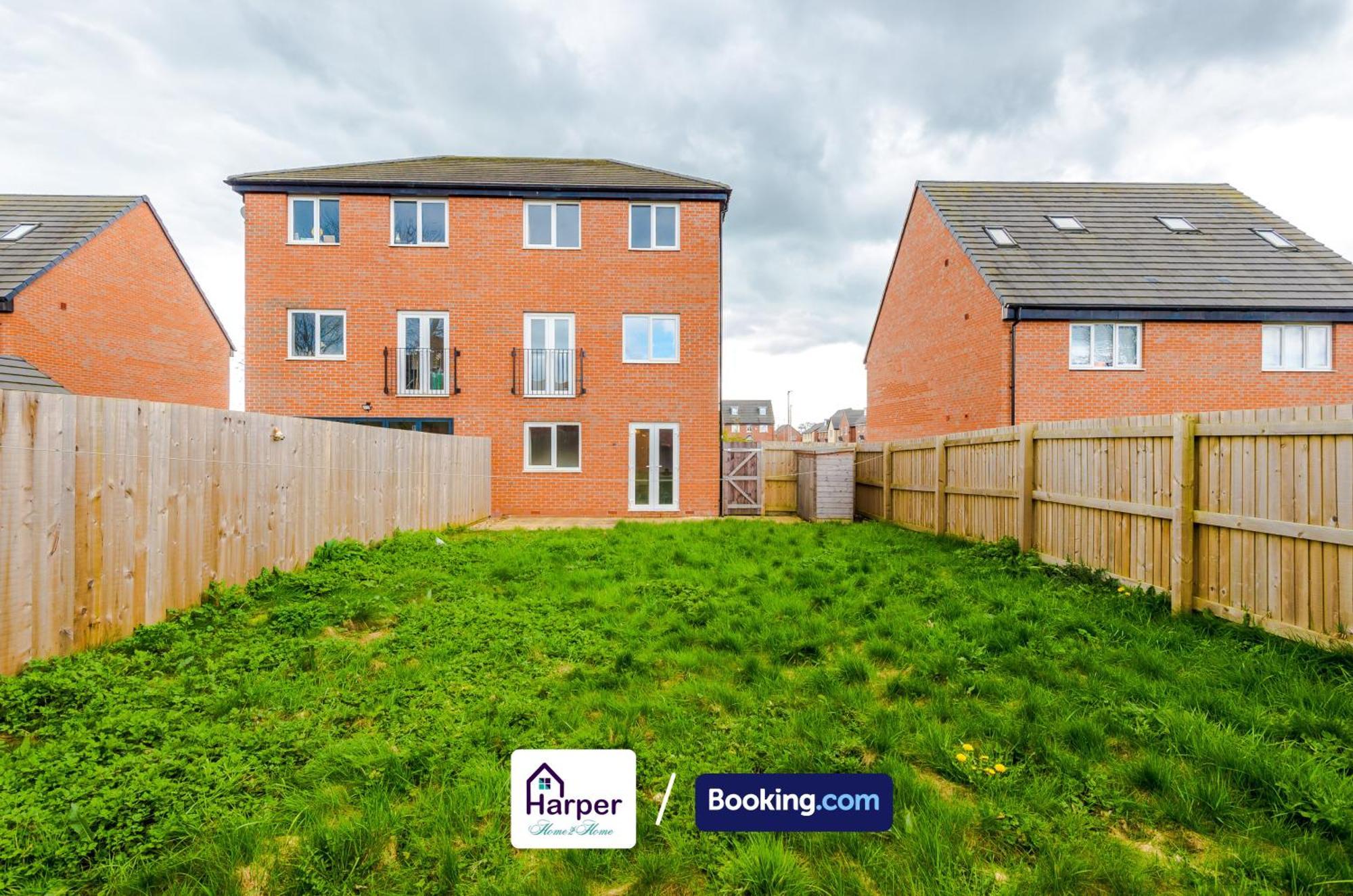 Prime Location 3 Storey By Harperletting Short Lets & Serviced Accommodation Chester With Driveway Long Or Short Stays Hough Green Exteriör bild
