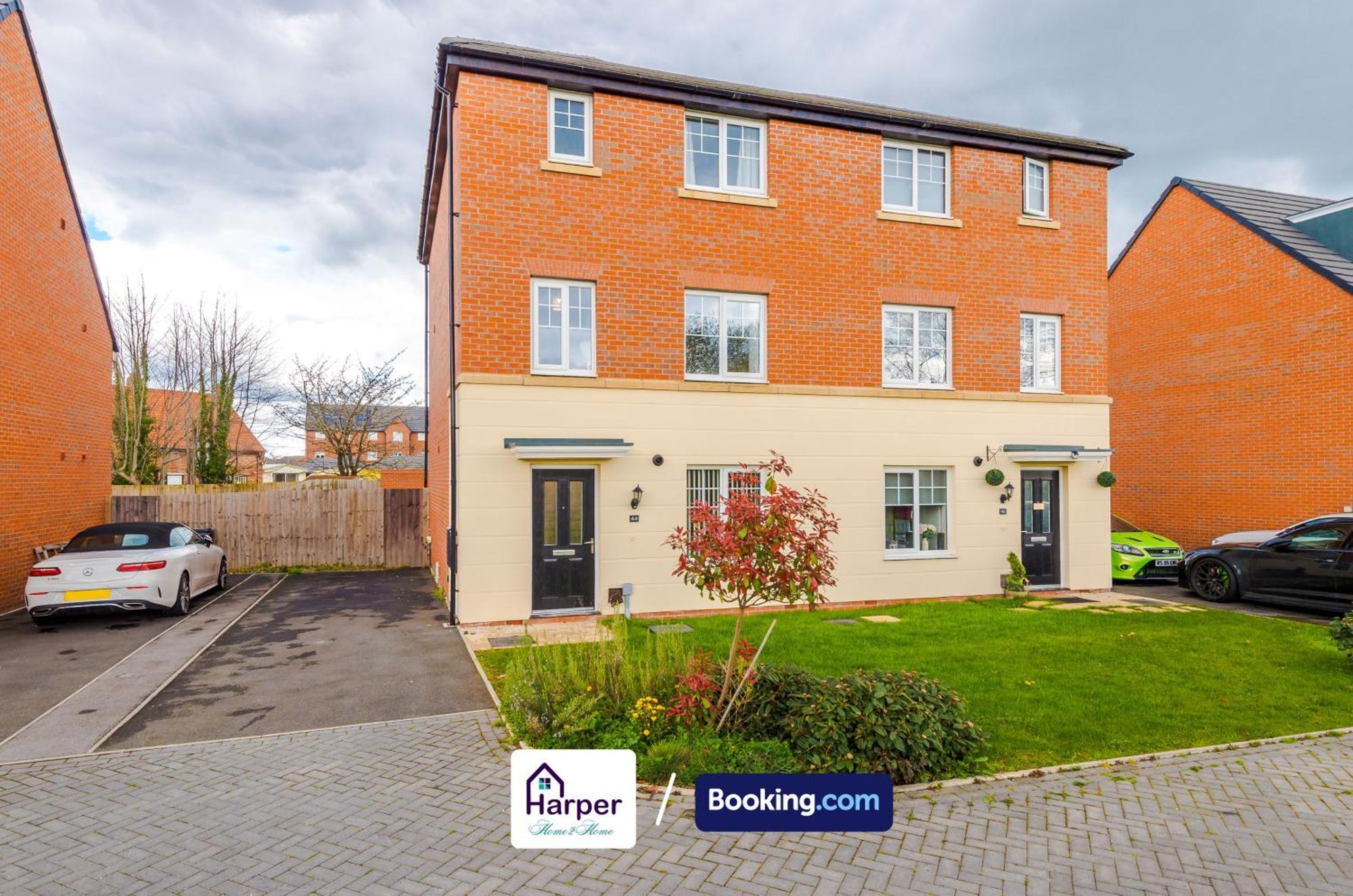Prime Location 3 Storey By Harperletting Short Lets & Serviced Accommodation Chester With Driveway Long Or Short Stays Hough Green Exteriör bild